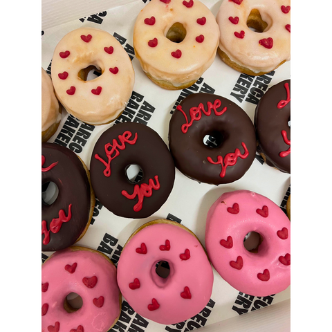 Caja de 15 mini doughnuts San Valentín (opción gluten free disponible)