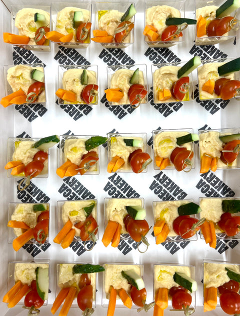 Vasitos de hummus con crudités de verduras (25 UDS)