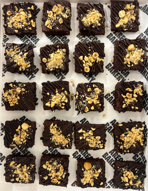 Bizcochitos de chocolate, crema de cacao y avellana y avellana troceada (20 UDS)